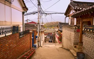 기와지붕 한옥이 늘어선 서울 골목길